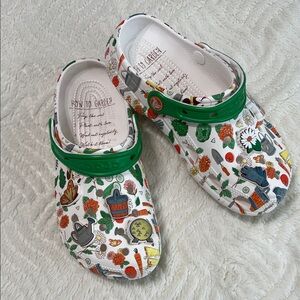 🌼 Disney Garden Crocs Clogs – Charms Included